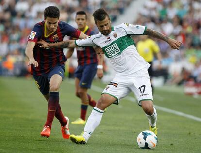 Marc Bartra lucha un balón con el centrocampista del Elche Javi Márquez