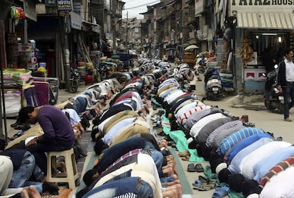 Musulmanes cachemiros rezan en fila en una calle del barrio de Maisuma, en Srinagar, la capital estival de la parte de Cachemira administrada por la India.