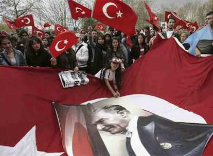 Universitarios turcos se manifiestan ayer en Ankara contra el Gobierno y el ministro Abdulá Gül.