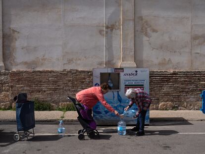 Dos mujeres cargan agua en una de las fuentes potabilizadoras instaladas en las calles de Toro, Zamora.