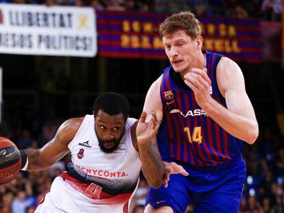 McCalebb, con el balón, frente a Pustovyi.