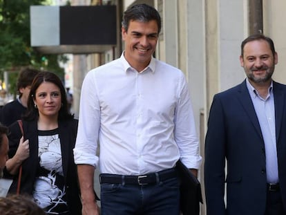 Sánchez, en el centro, acompañado de Adriana Lastra y José Luis Ábalos, en septiembre de 2019.