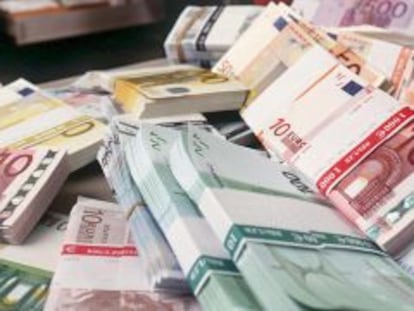 En la imagen, fajos con billetes de euro en un banco.