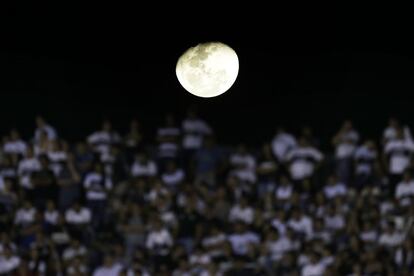 La luna sobre el cielo de Asunción (Paraguay) ilumina a los espectadores durante un partido de fútbol de la Copa Sudamericana.