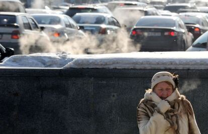 Una mujer se resguarda del frío en Kiev, Ucrania.