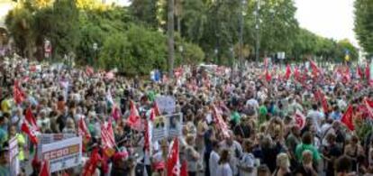 Imagen de la manifestación por las principales calles de la capital balear, contra las medidas decretadas por el Gobierno central para paliar la crisis. EFE/Archivo