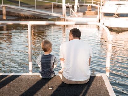 Un padre habla con su hijo.