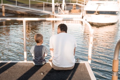 Un padre habla con su hijo.