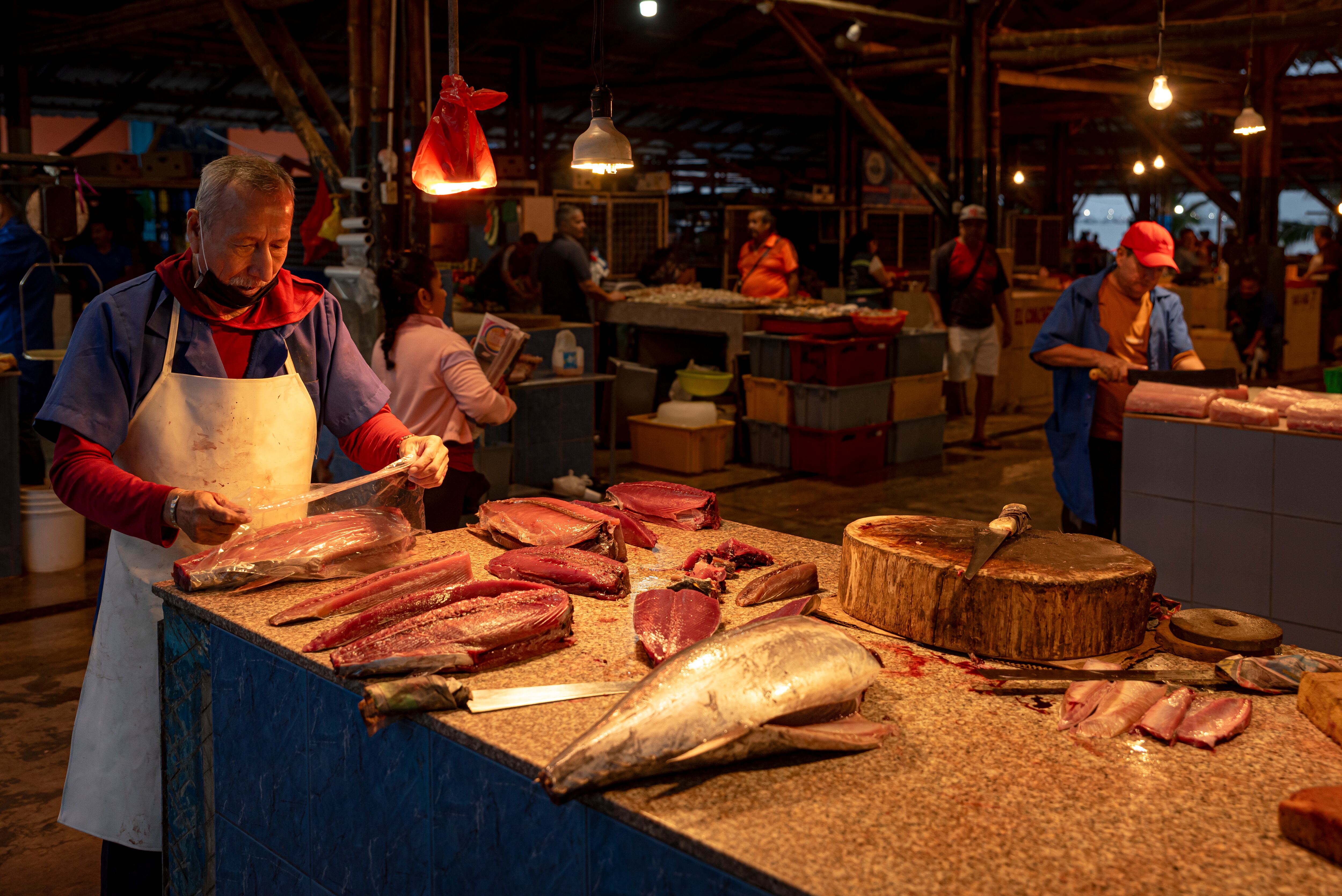 Mercado de pescados en el puerto de Manta. 