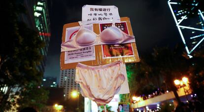 Una pancarta con ropa interior femenina durante una manifestación en Hong Kong.