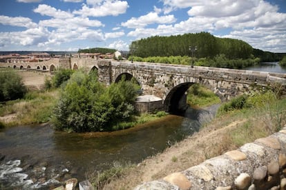 El puente de Órbigo en León ha sido escenario de grandes hechos históricos.