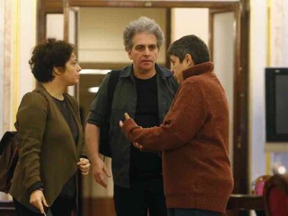 Gloria Elizo, Marcelo Exp&oacute;sito, de Podemos y En Com&uacute; Podem, conversan con una colaboradora. 
