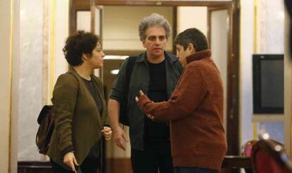 Gloria Elizo, Marcelo Expósito, de Podemos y En Comú Podem, conversan con una colaboradora.