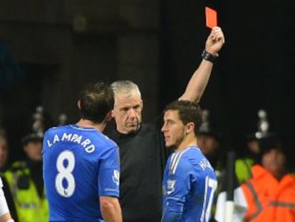 Hazard ve la roja, durante el partido contra el Swansea.