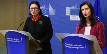 La comisaria Mariya Gabriel (derecha) comparece junto a Madeleine De Cock Buning, responsable del grupo de expertos europeos en desinformación, en enero de 2018.