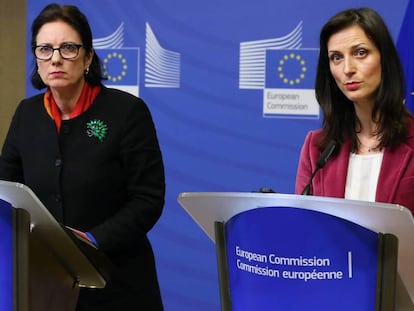 La comisaria Mariya Gabriel (derecha) comparece junto a Madeleine De Cock Buning, responsable del grupo de expertos europeos en desinformación, en enero de 2018.