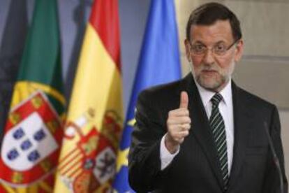 El presidente del Gobierno, Mariano Rajoy, se reunirá hoy con los representantes de los agentes sociales y les ofrecerá diálogo para buscar soluciones ante la crisis, pero rechazará alterar su reforma laboral al estar convencido de que es la adecuada, está dando frutos y serán más evidentes en el futuro.