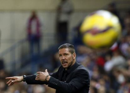 El entrenador del Atl&eacute;tico de Madrid Diego Simeone da instrucciones a sus jugadores durante el encuentro.