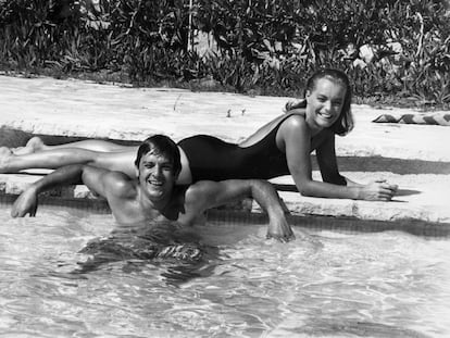 Los actores Alain Delon y Romy Schneider, en Saint Tropez en 1968.