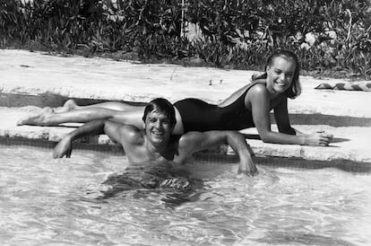 Los actores Alain Delon y Romy Schneider, en Saint Tropez en 1968.