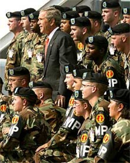 El presidente Bush posa junto a una brigada de la policía militar, en Waco (Tejas), el pasado domingo.