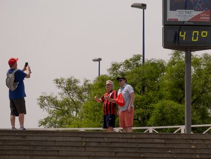 Sevilla/19-05-2022: Tres hombres hacen una foto ante un termmetro que marca 40 grados centgrados en Sevilla a primera hora de la tarde.
FOTO: PACO PUENTES/EL PAIS