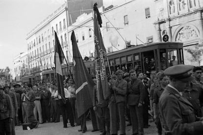 Robert Capa (a la izquierda, de lado) con su cámara, el 12 de junio de 1937.