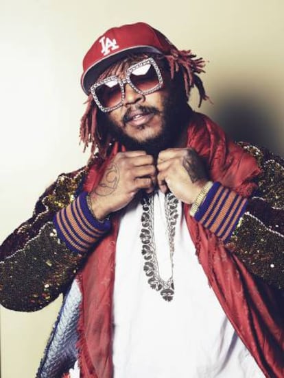 Thundercat posa para ICON con gafas y bomber Gucci y fular Louis Vuitton. Puede parecer excéntrico, pero todo tiene su sentido.