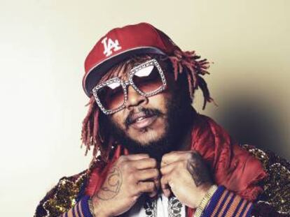 Thundercat posa para ICON con gafas y bomber Gucci y fular Louis Vuitton. Puede parecer excéntrico, pero todo tiene su sentido.