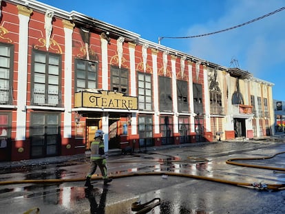 Bombero frente a la discoteca Teatre de Murcia, este domingo.