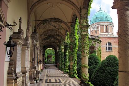 Una de las grandes sorpresas de Zagreb, a unos 10 minutos en autobús desde el centro, es la visita al cementerio de Mirogoj (en la foto), uno de los más bonitos de Europa, a los pies del monte Medvednica. Diseñado en 1876 por el arquitecto de origen austriaco Herman Bolle, la majestuosa sucesión de pórticos coronados por cúpulas se asemeja a una fortaleza desde fuera, aunque en su interior reinan la paz y el refinamiento.