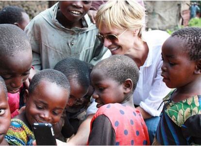 Robin Wright también dedica parte de su tiempo y de su capital a varias obras benéficas. Es la portavoz de una organización para la lucha de los jóvenes contra el alcohol y participa en la asociación Enough Project, contra los crímenes contra la humanidad que tienen lugar en África. Además, destina parte de sus ganancias a las empresas Pour Les Femmes y The SunnyLion y es co-asociada al proyecto Raise Hope for Congo.