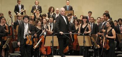 Daniel Barenboim, junto a la Orquesta West-Eastern Divan, antes de empezar el concierto en el Maestranza.