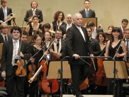 Daniel Barenboim, junto a la Orquesta West-Eastern Divan, antes de empezar el concierto en el Maestranza.