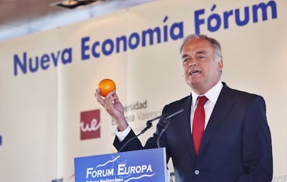 Esteban gonz&aacute;lez Pons con una naranja en la mano durante su intervenci&oacute;n en el desayuno de Forum Europa Tribuna Mediterr&aacute;nea.