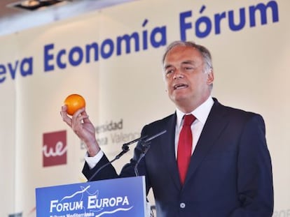Esteban gonz&aacute;lez Pons con una naranja en la mano durante su intervenci&oacute;n en el desayuno de Forum Europa Tribuna Mediterr&aacute;nea.