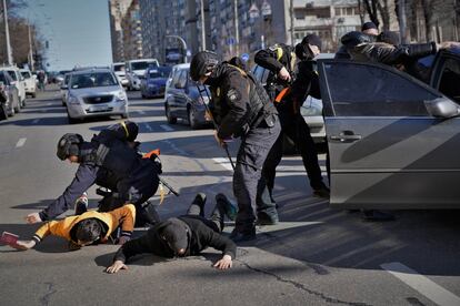 Agentes de policía cachean en el suelo a los seis ocupantes de un vehículo en Kiev, este lunes.