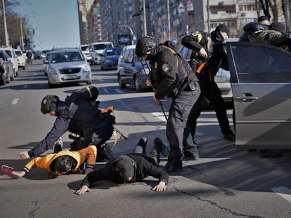 Agentes de policía cachean en el suelo a los seis ocupantes de un vehículo en Kiev, este lunes.