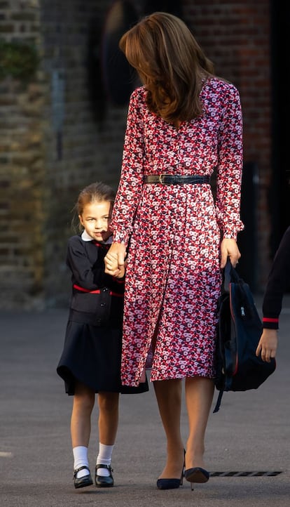 Carlota de Cambridge se esconde detrás de su madre, Kate Middleton, a su llegada a la escuela Battersea, donde este septiembre arranca su primer curso escolar.