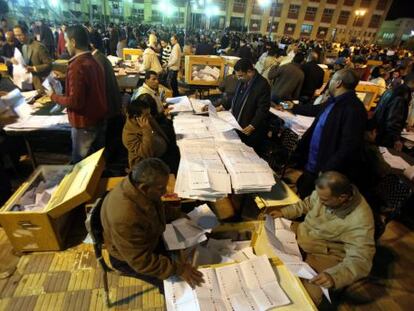 Oficiales electorales cuentan votos, el pasado martes, en El Cairo.