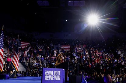Democratic presidential nominee U.S. Vice President Kamala Harris speaks at a campaign event at Wings Event Center in Kalamazoo, Michigan, October 26, 2024. REUTERS/Evelyn Hockstein