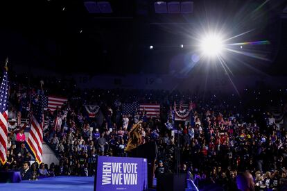 Democratic presidential nominee U.S. Vice President Kamala Harris speaks at a campaign event at Wings Event Center in Kalamazoo, Michigan, October 26, 2024. REUTERS/Evelyn Hockstein