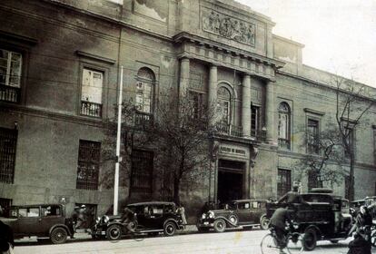 Antigua Facultad de Medicina de Madrid, en la calle de Atocha, a comienzos del siglo XX.