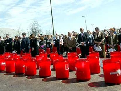 Funeral en la explanada de la estación de ferrocarril de cercanías de El Pozo en memoria de las víctimas de los atentados del pasado 11-M.