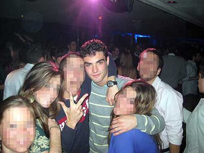 El joven asesinado, en la discoteca con amigos