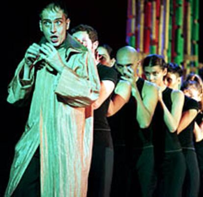 Los intérpretes de <i>El barbero de Sevilla</i> durante un ensayo.