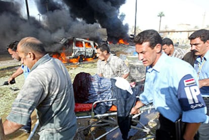La policía iraquí evacua a un hombre, herido en la sede internacional de Cruz Roja en Bagdad.
