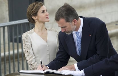 Letizia llegó a París vestida con un modelo de su diseñador favorito Felipe Varela.