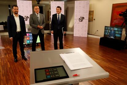 El candidato del Partido Popular a la presidencia de Castilla y León, Alfonso Fernández Mañueco (a la derecha), el candidato del PSOE, Luis Tudanca (a la izquierda), junto al moderador del debate, Xabier Fortes. El candidato de Ciudadanos aparece en la pantalla de televisión.