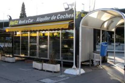 Caseta de alquiler de coches de la compañía Hertz en el aeropuerto de Barajas. EFE/Archivo